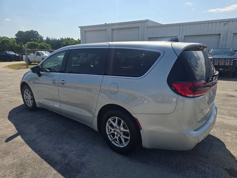 Used 2024 Chrysler Pacifica Touring-L FWD image 5