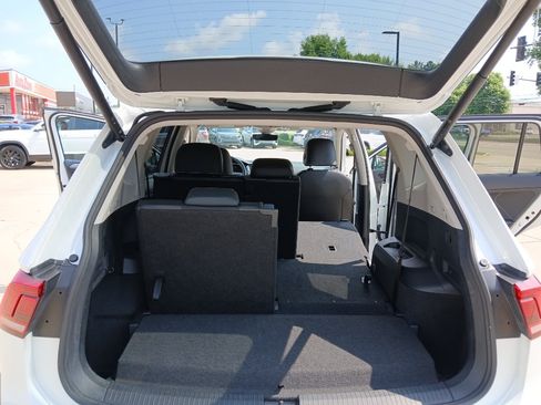 Used 2024 Volkswagen Tiguan SE FWD image 39