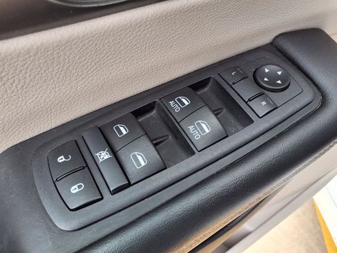 Used 2024 Chrysler Pacifica Touring-L FWD image 15