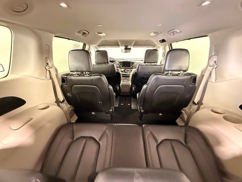 Used 2023 Chrysler Pacifica Touring-L FWD image 14