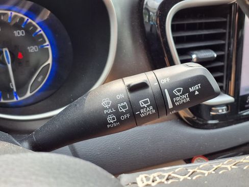 Used 2024 Chrysler Pacifica Touring-L FWD image 22