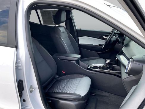 Used 2025 Chevrolet Trax LT w/ LT Convenience Package FWD image 9