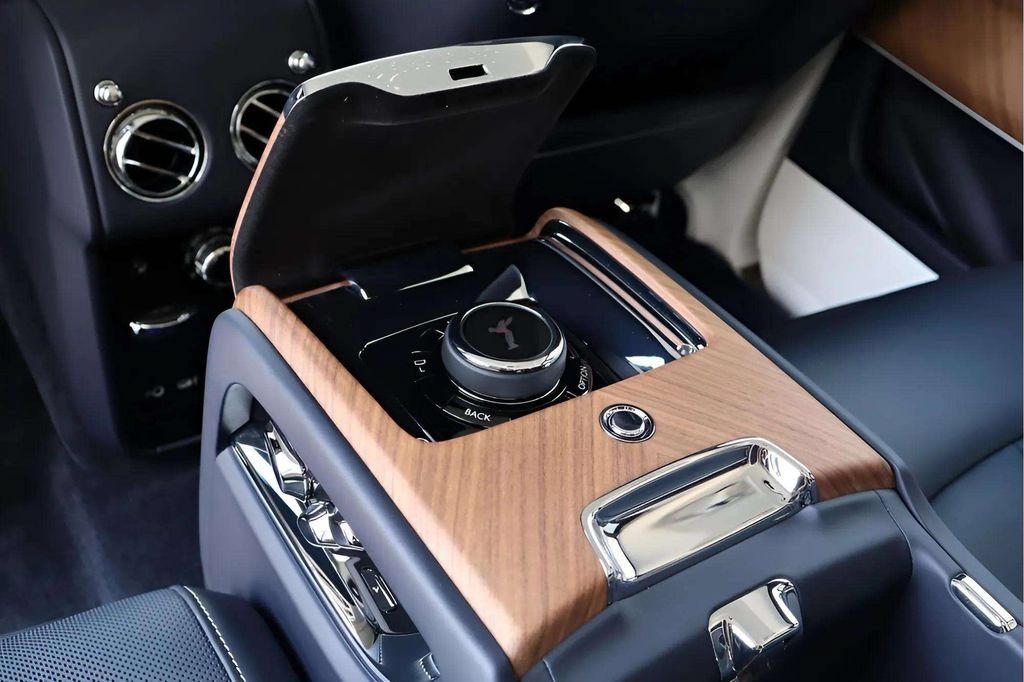 Certified 2026 Rolls-Royce Cullinan w/ Cullinan Package AWD/4WD image 8