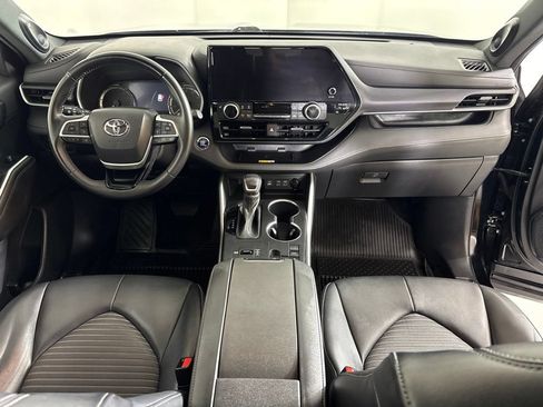 Used 2023 Toyota Highlander XSE FWD image 14