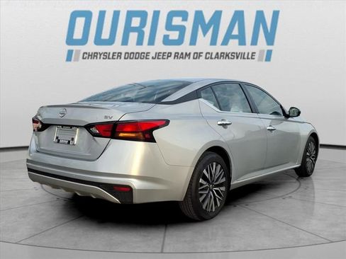 Used 2024 Nissan Altima 2.5 SV image 3