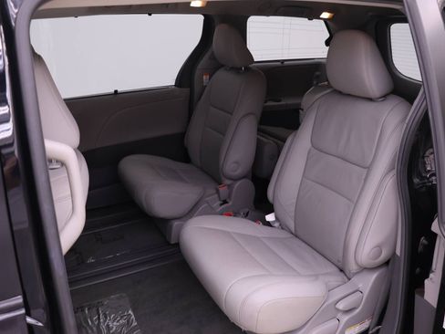 Used 2016 Toyota Sienna XLE image 11