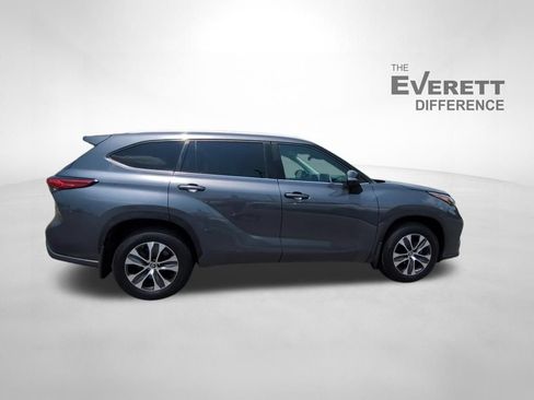 Used 2023 Toyota Highlander XLE AWD/4WD image 3
