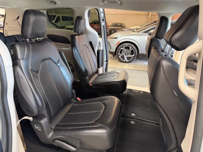 Used 2024 Chrysler Pacifica Touring-L FWD image 31