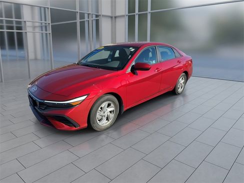 Used 2025 Hyundai Elantra SE image 4