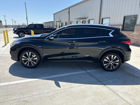 Used 2017 INFINITI QX30 Premium w/ Navigation Package image 15