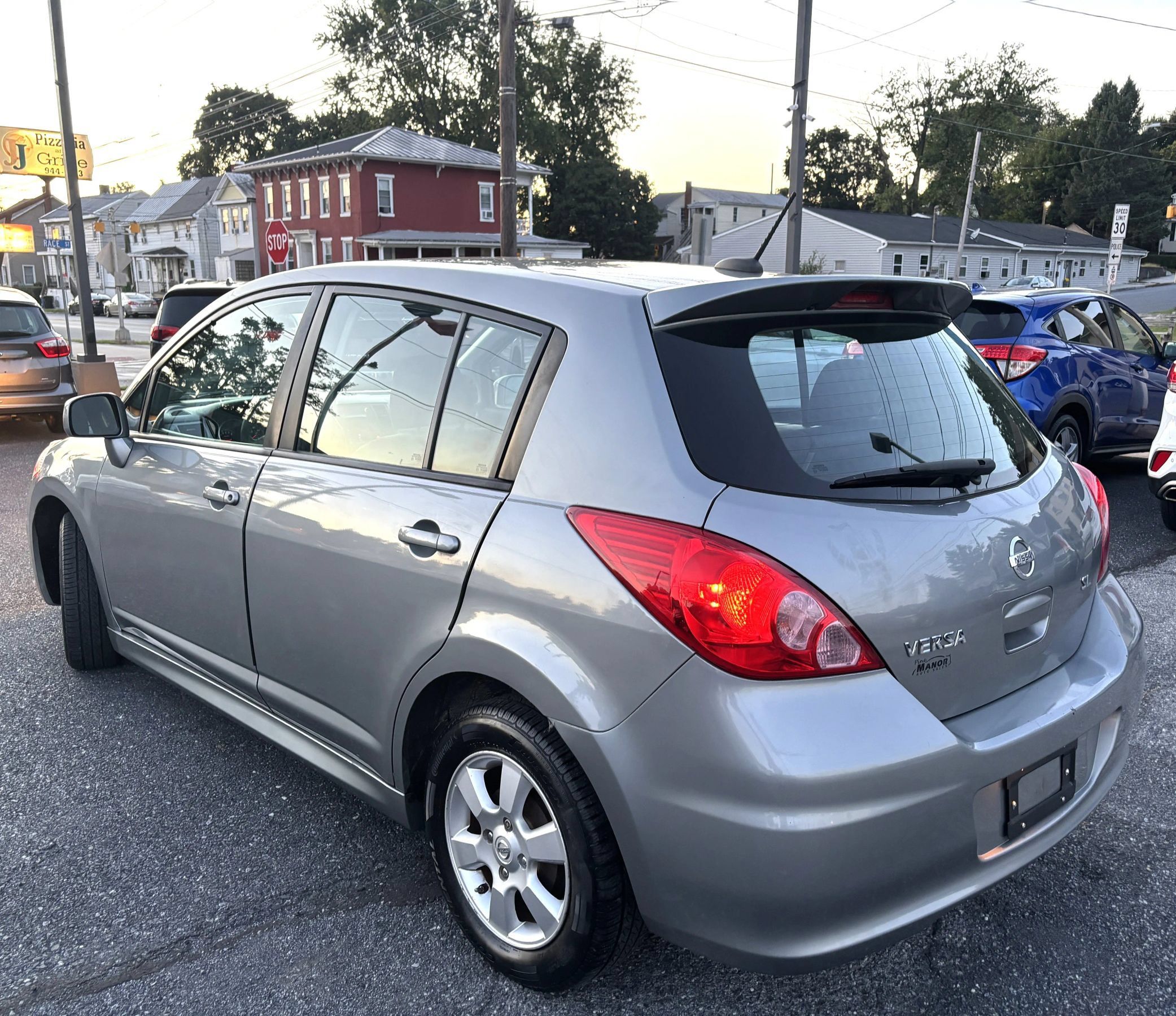Used 2011 Nissan Versa Hatchback w/ Navigation/Satellite Pkg FWD image 4