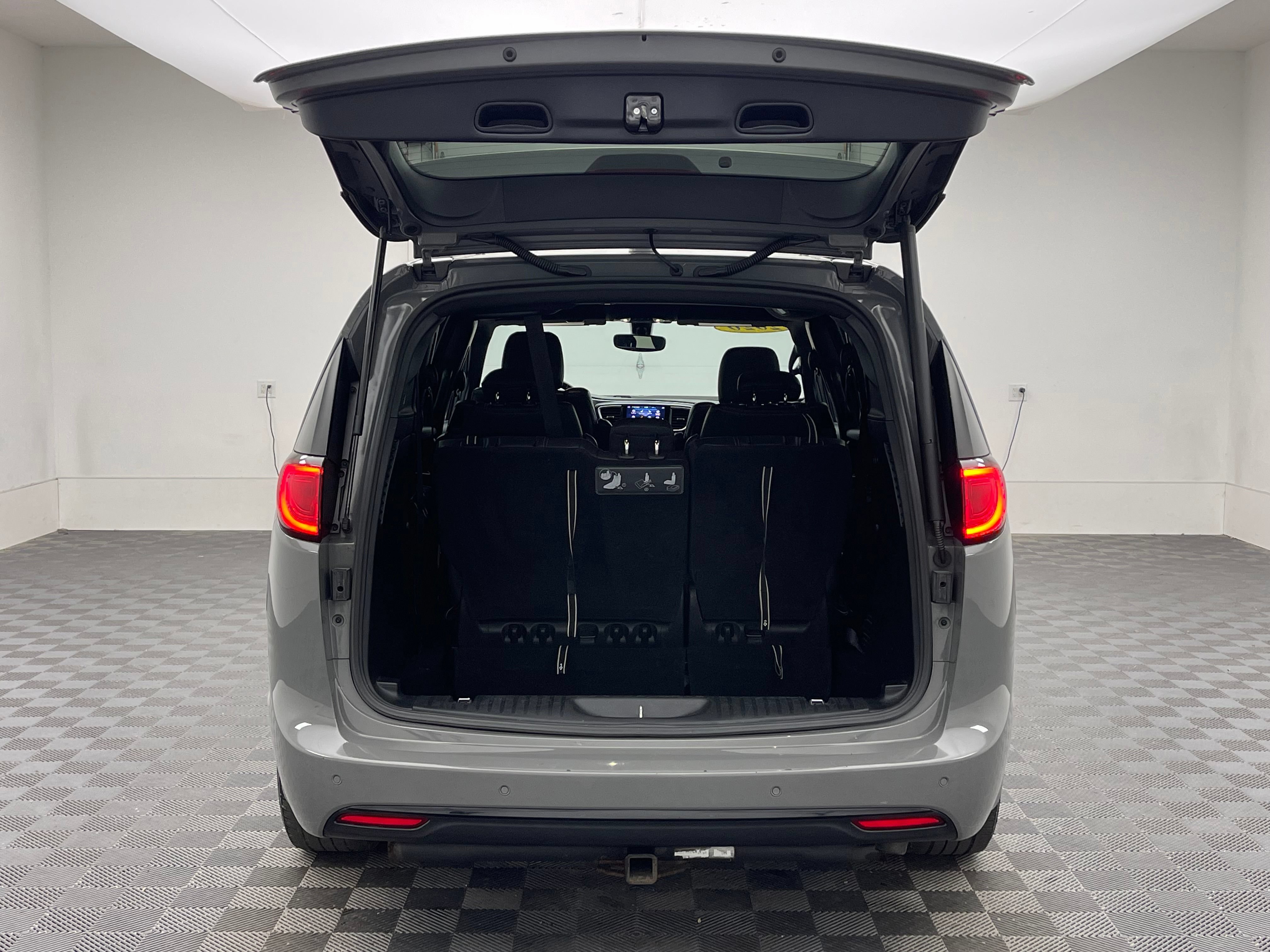 Used 2020 Chrysler Pacifica Touring-L Plus w/ S Appearance Package FWD image 9