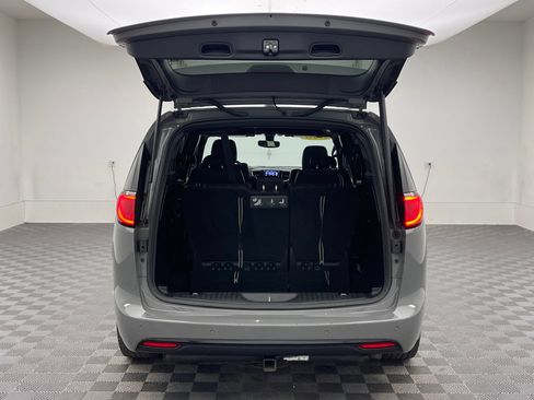 Used 2020 Chrysler Pacifica Touring-L Plus w/ S Appearance Package FWD image 9