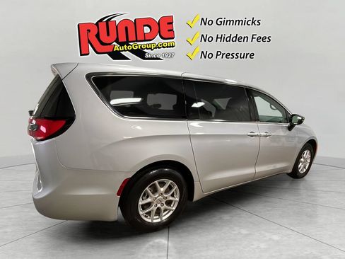 Used 2024 Chrysler Pacifica Touring-L FWD image 6