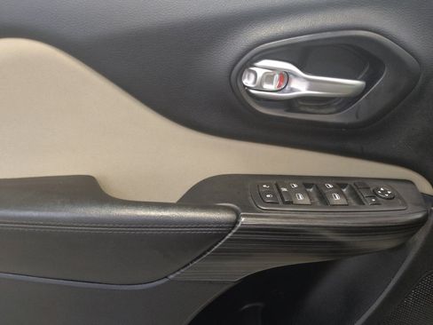 Used 2016 Jeep Cherokee Sport image 27