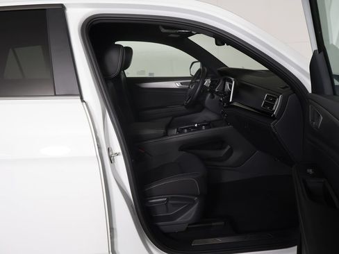 Used 2025 Volkswagen Atlas Cross Sport SE FWD image 28