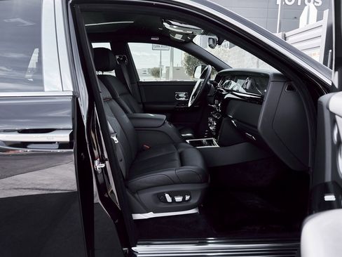 Used 2024 Rolls-Royce Phantom Sedan image 29