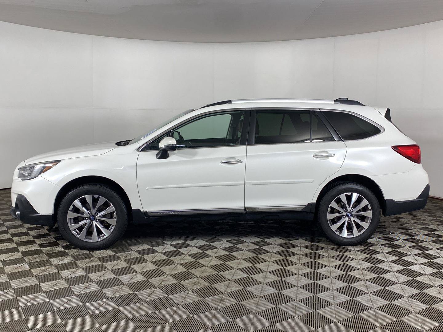 Used 2019 Subaru Outback 2.5i Touring AWD/4WD image 9