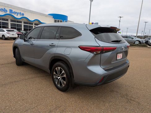 Used 2023 Toyota Highlander XLE image 3