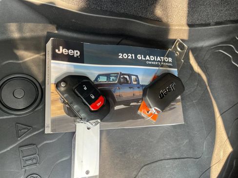 Used 2021 Jeep Gladiator Overland AWD/4WD image 9
