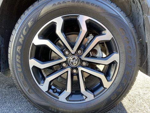 Used 2023 Toyota Corolla Cross SE AWD/4WD image 41