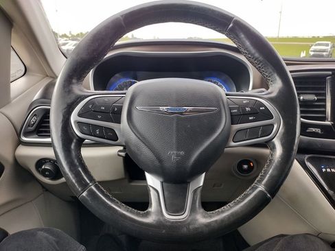 Used 2018 Chrysler Pacifica Touring-L Plus FWD image 5