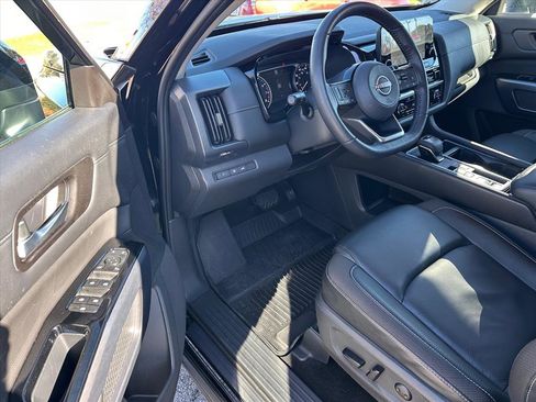 Used 2023 Nissan Pathfinder SL w/ Black Appearance Package image 9