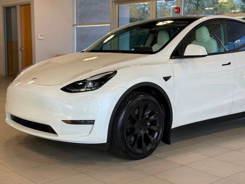 Used 2023 Tesla Model Y Long Range AWD/4WD image 3