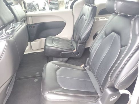 Used 2023 Chrysler Pacifica Touring-L FWD image 13