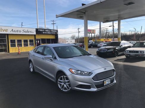 Used 2016 Ford Fusion SE w/ Equipment Group 202A image 2