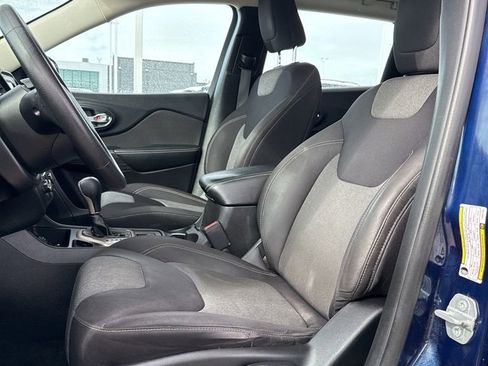 Used 2015 Jeep Cherokee Sport image 2