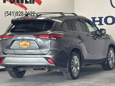 Used 2023 Toyota Highlander Platinum AWD/4WD image 3