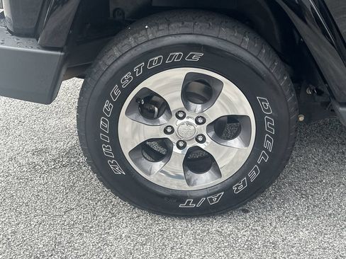 Used 2018 Jeep Wrangler Sahara w/ Connectivity Group AWD/4WD image 16