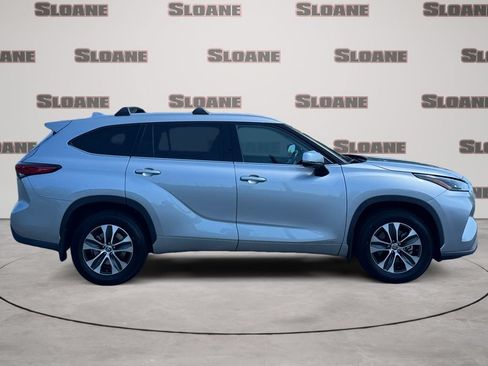 Used 2022 Toyota Highlander XLE AWD/4WD image 6
