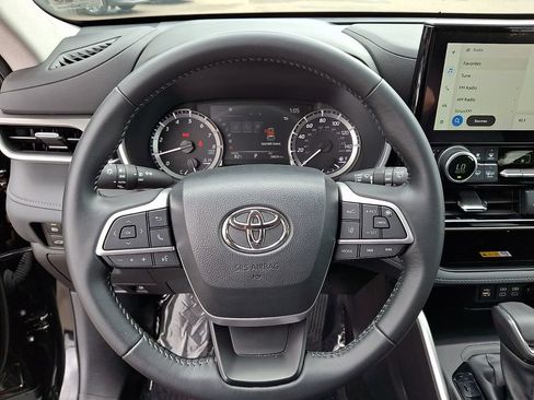 Used 2023 Toyota Highlander XLE AWD/4WD image 20