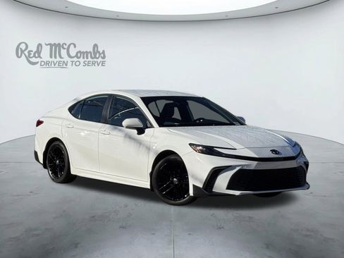 Used 2025 Toyota Camry SE image 1
