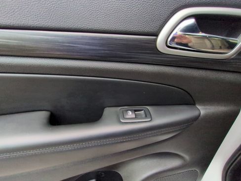 Used 2019 Jeep Grand Cherokee Laredo RWD image 21