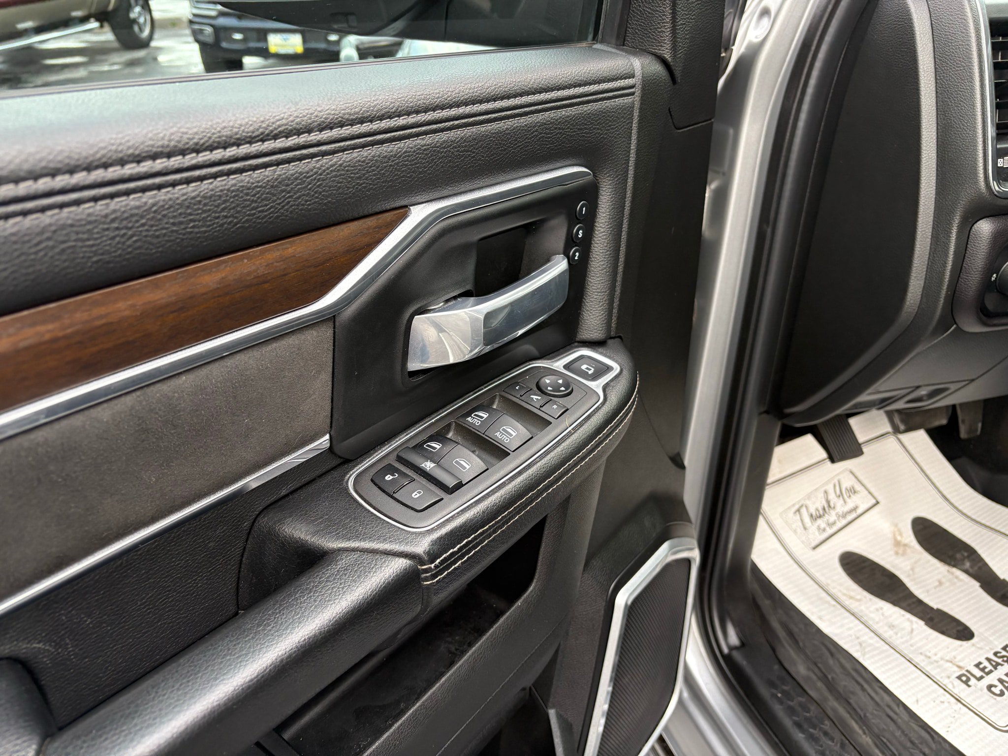 Used 2022 RAM 3500 Laramie AWD/4WD image 10