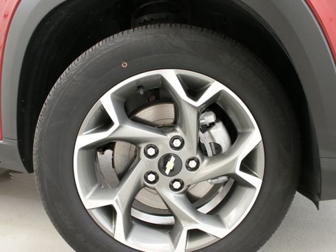 Used 2024 Chevrolet Trax LT w/ Driver Confidence Package FWD image 32
