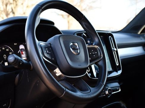 Used 2019 Volvo XC40 T5 Momentum image 10