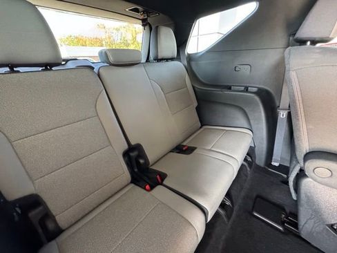 Used 2025 Chevrolet Traverse LT image 27