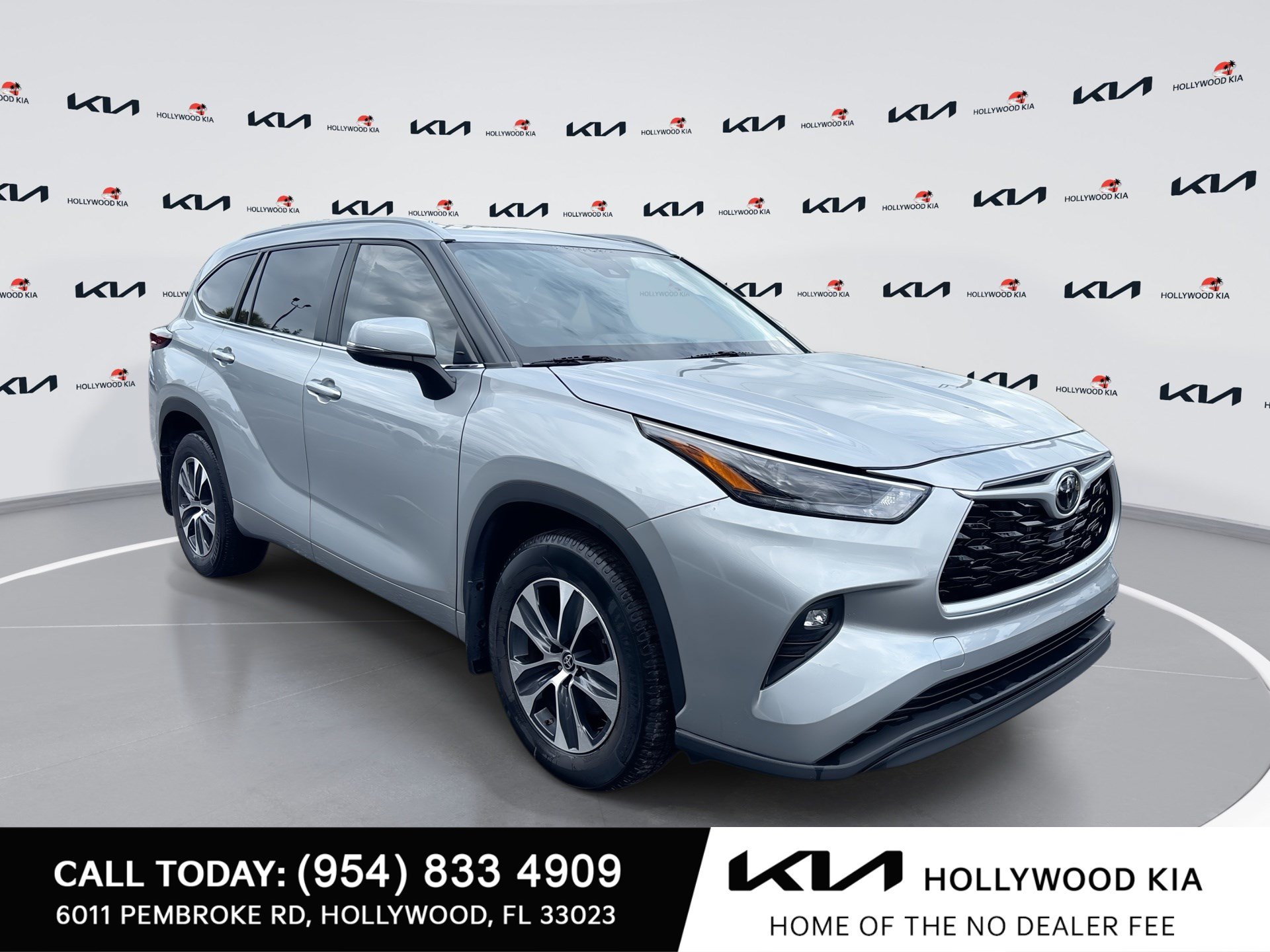 Used 2024 Toyota Highlander XLE FWD image 1