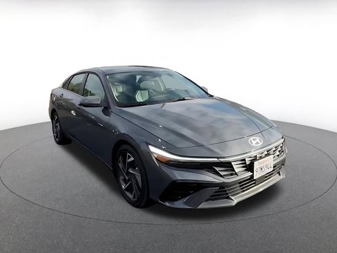 Used 2025 Hyundai Elantra Limited image 3