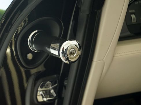 Used 2018 Rolls-Royce Dawn RWD image 30