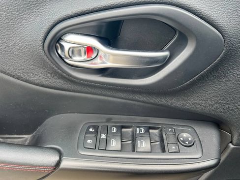 Used 2019 Jeep Cherokee Trailhawk w/ Cold Weather Group AWD/4WD image 22
