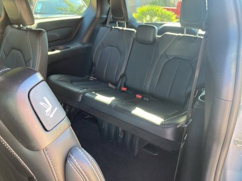 Used 2024 Chrysler Pacifica Touring-L w/ S Appearance Package image 15