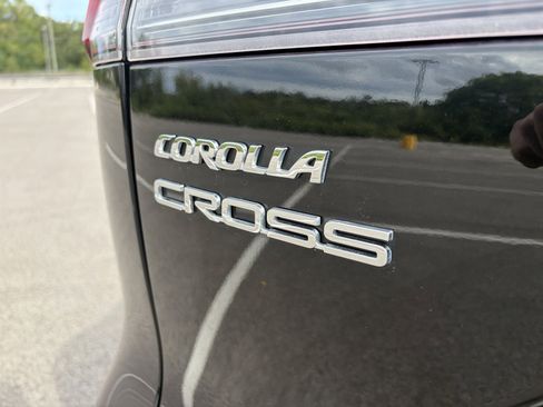 Used 2023 Toyota Corolla Cross XLE w/ Convenience Package AWD/4WD image 30