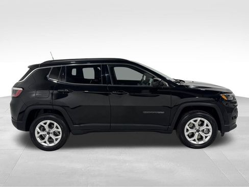 Used 2025 Jeep Compass Latitude w/ Sun & Sound Group AWD/4WD image 20