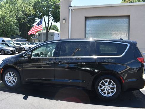 Used 2024 Chrysler Pacifica Touring-L FWD image 9