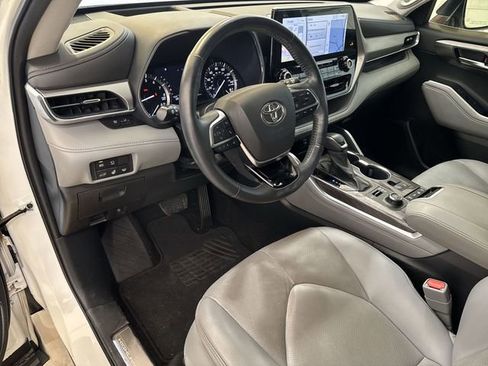 Used 2021 Toyota Highlander Platinum image 10